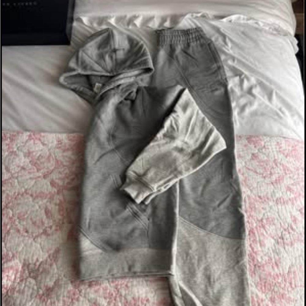 Alo Yoga Make Waces Sweat Set